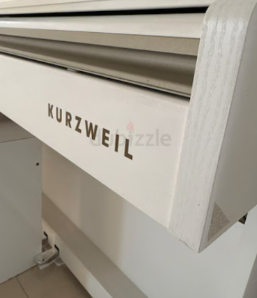 بيانو مستعمل نظيف