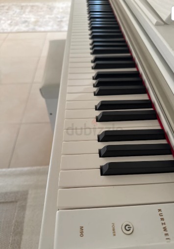 بيانو مستعمل نظيف