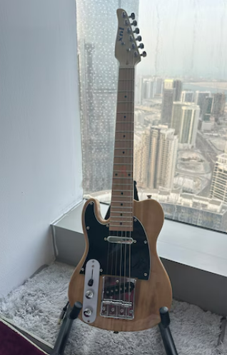 LyxPro Electric Guitar left handed with Ugreen Cable and Stand – Excellent Condition