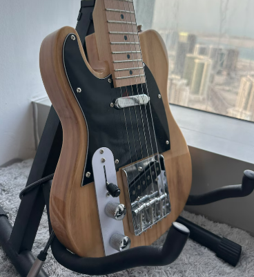 LyxPro Electric Guitar left handed with Ugreen Cable and Stand – Excellent Condition