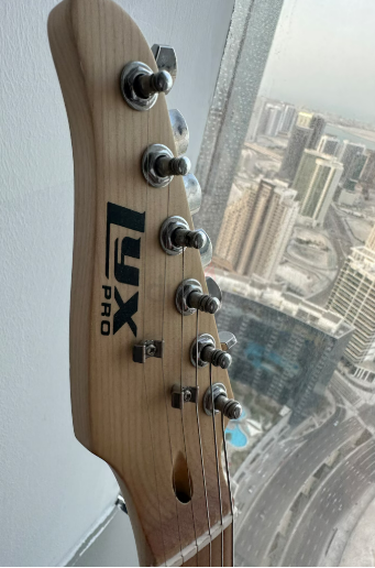 LyxPro Electric Guitar left handed with Ugreen Cable and Stand – Excellent Condition