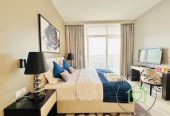 Spacious Studio – Balcony Pool Side