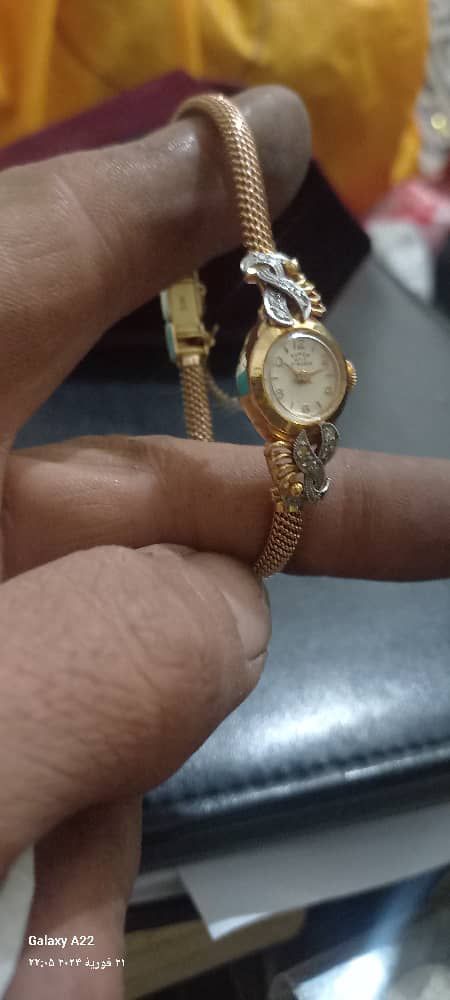 Gold clock with excellent diamond stone