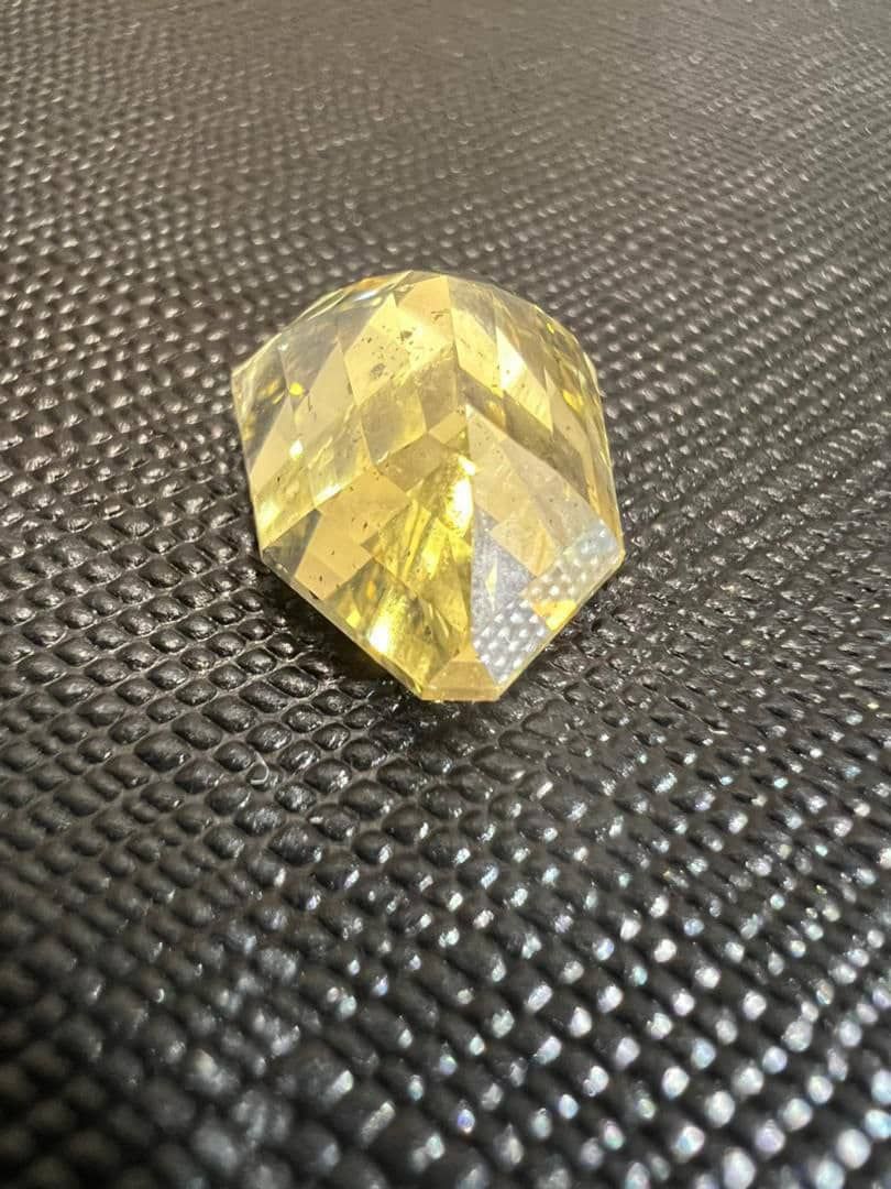 Gold clock with excellent diamond stone