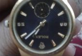 Gold clock with excellent diamond stone
