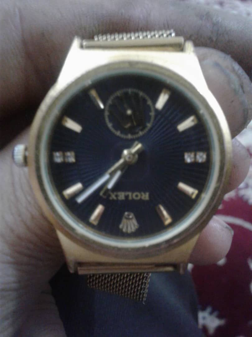 Gold clock with excellent diamond stone
