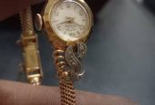 Gold clock with excellent diamond stone