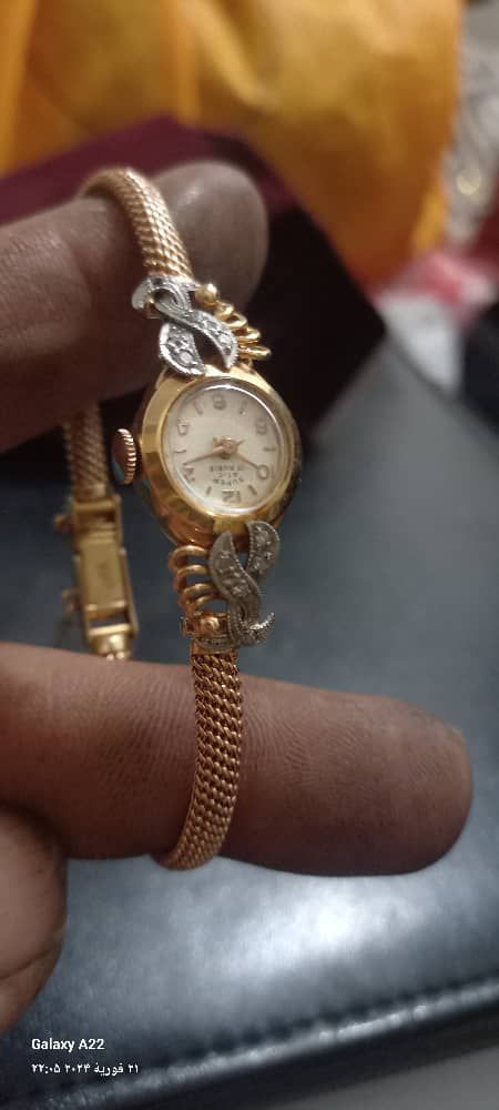 Gold clock with excellent diamond stone