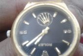 Gold clock with excellent diamond stone