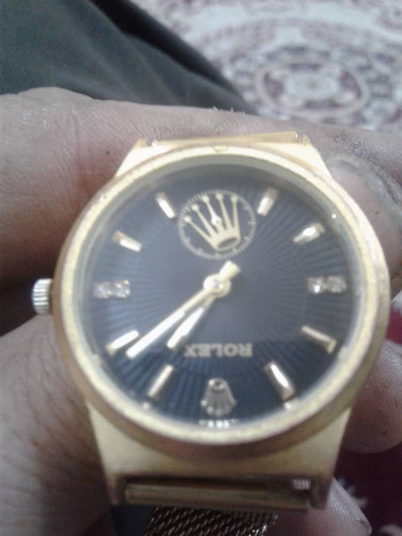 Gold clock with excellent diamond stone