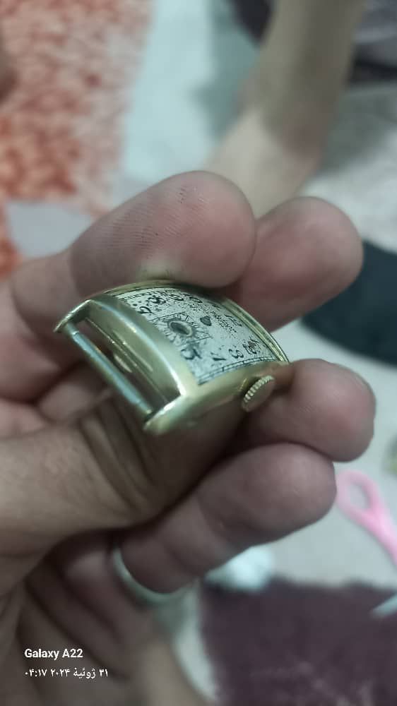 Gold clock with excellent diamond stone