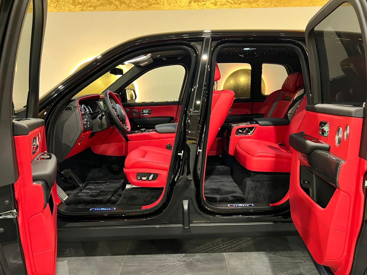 Rolls-Royce Cullinan 2024 – Full Option | UK Spec | Only 7,000 km | AED 1,970,000