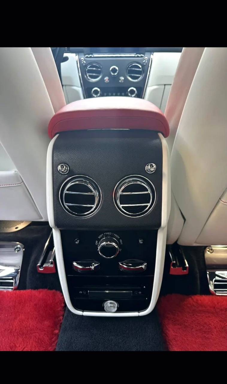 Experience unmatched elegance and commanding performance with the 2021 Rolls-Royce Cullinan, enhance