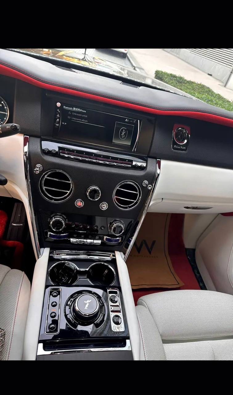 Experience unmatched elegance and commanding performance with the 2021 Rolls-Royce Cullinan, enhance