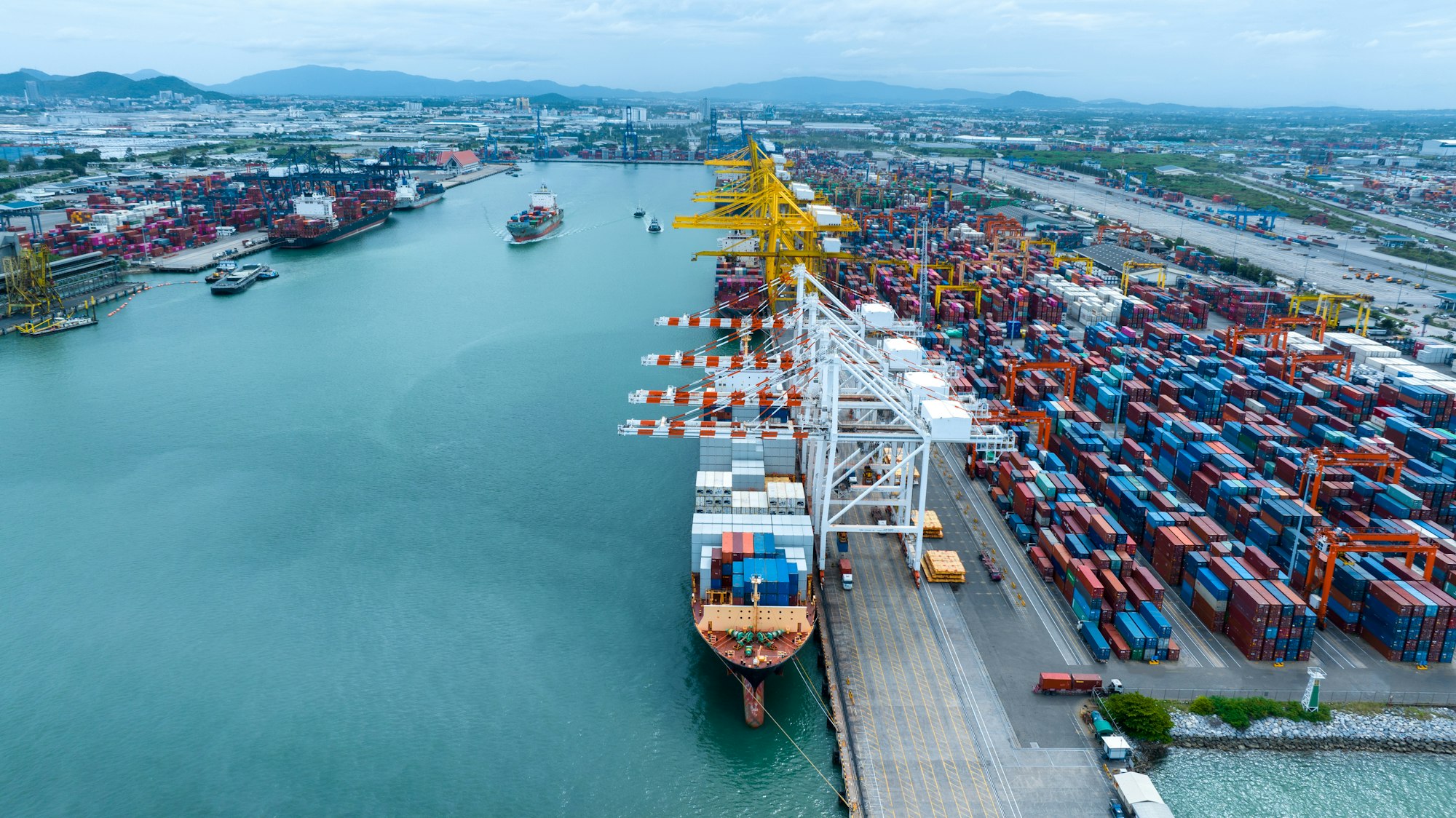 Freight forwarding service in Al Hamriyah Free Zone